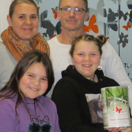 Elly mit Familie zur Spendenübergabe 