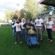 Wir Helfer und betroffene Familien im VfB Stadion Auerbach